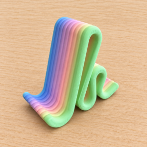 Supporto telefono Onda stampato in 3D con sfumature multicolore pastello su legno chiaro