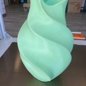 Vaso Ondulato PixThinkLab in PETG Matte verde menta, vista frontale dell’esemplare alto circa 44 cm