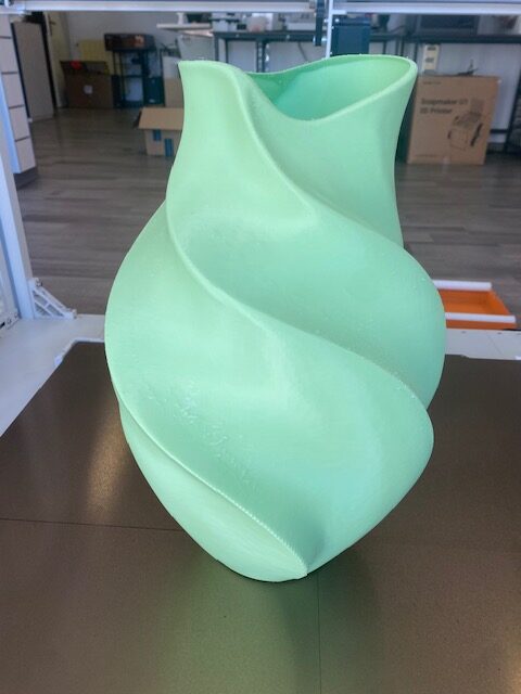 Vaso Ondulato PixThinkLab in PETG Matte verde menta, vista frontale dell’esemplare alto circa 44 cm