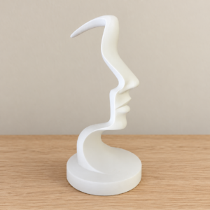 Scultura bianca di un volto astratto, alta 24 cm, con base rotonda su legno chiaro