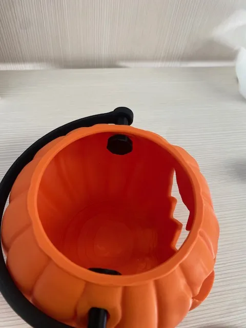 Zucca di Halloween porta dolcetti – arancione con manico nero - immagine 2